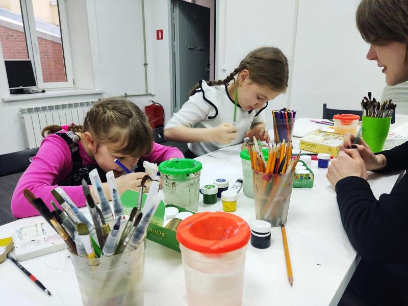 CHILDREN'S WORKSHOP ON MAKING VALENTINE CARD